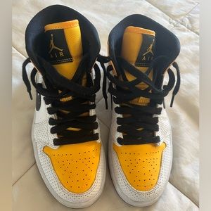 Women’s high top Nike Air Jordan’s OG Taxi size 6.5